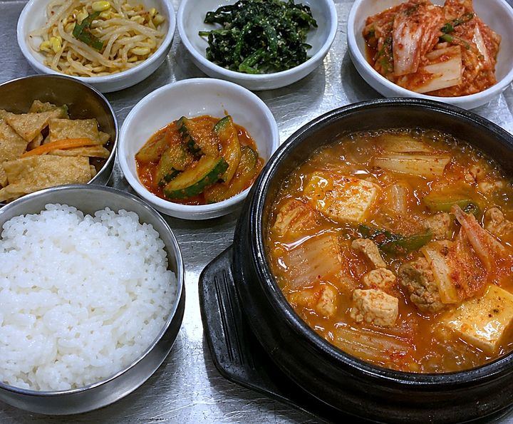 백반집 홍보 게시물 제작에 쓴 김치찌개 예시 사진