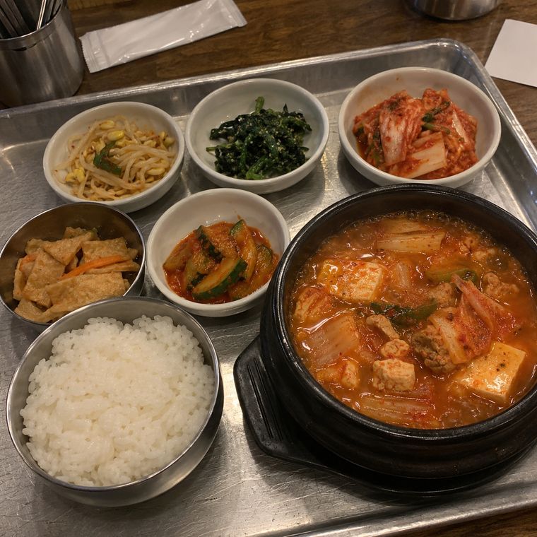 휴대폰으로 찍은 백반집 김치찌개와 반찬 예시 원본 사진